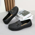Mustat loaferit metalliketjuyksityiskohdalla sivulta — Helvenza