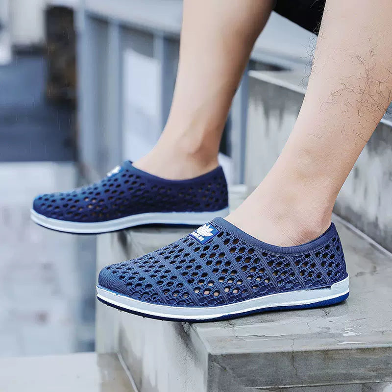 Laivastonsininen rei'itetty slip-on-loafer jalassa portailla sivunäkymä — Helvenza