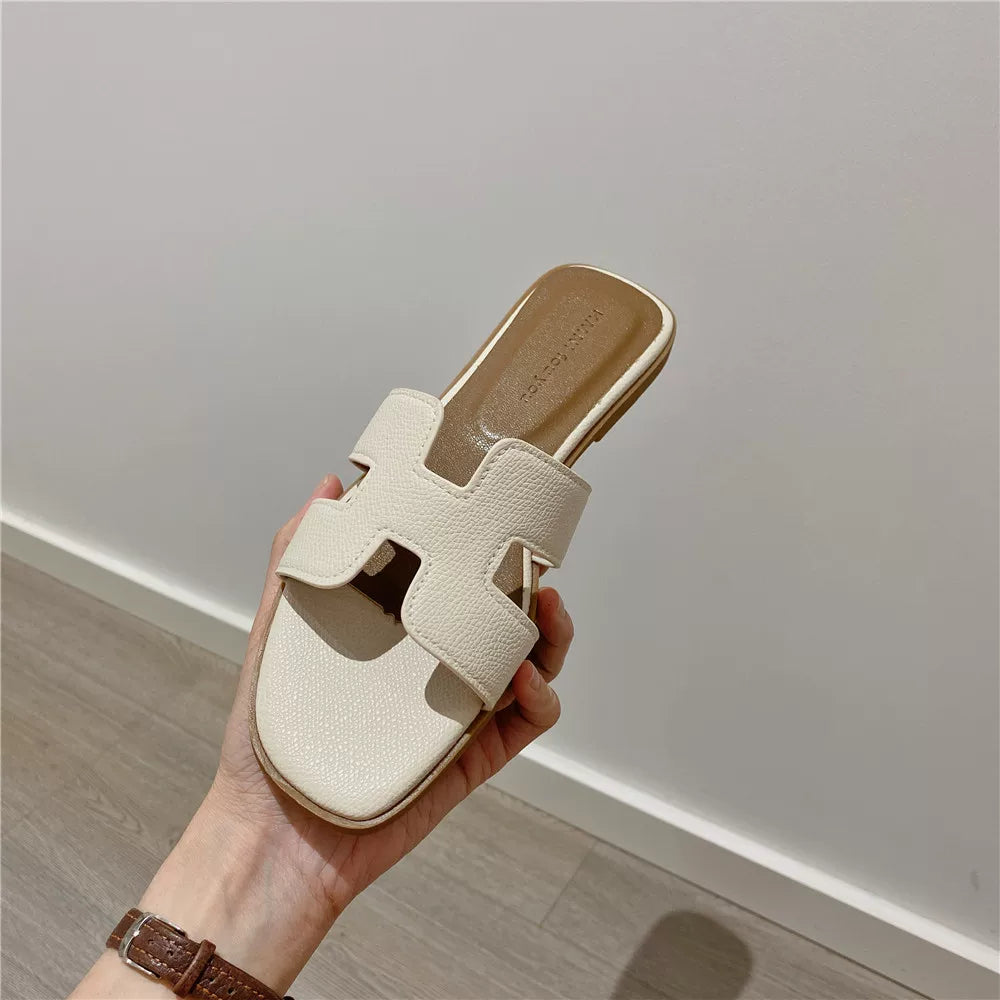 Beige mules sivunäkymä H-remmi näkyvissä