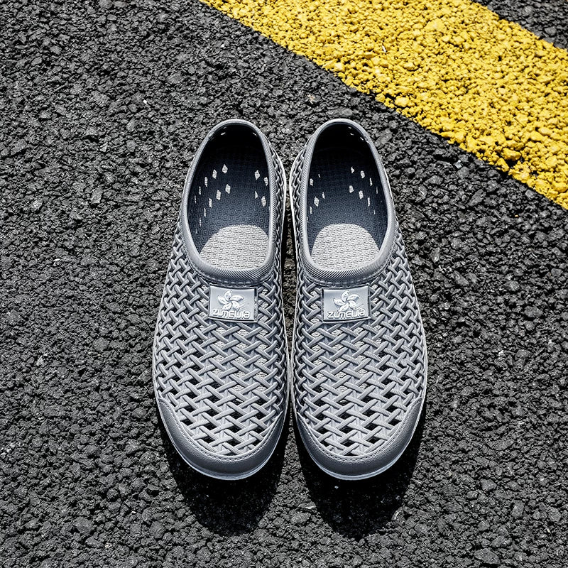 Harmaa ristikkopintainen slip-on kenka ylhäältä, valkoinen tasapohja näkyy — Helvenza