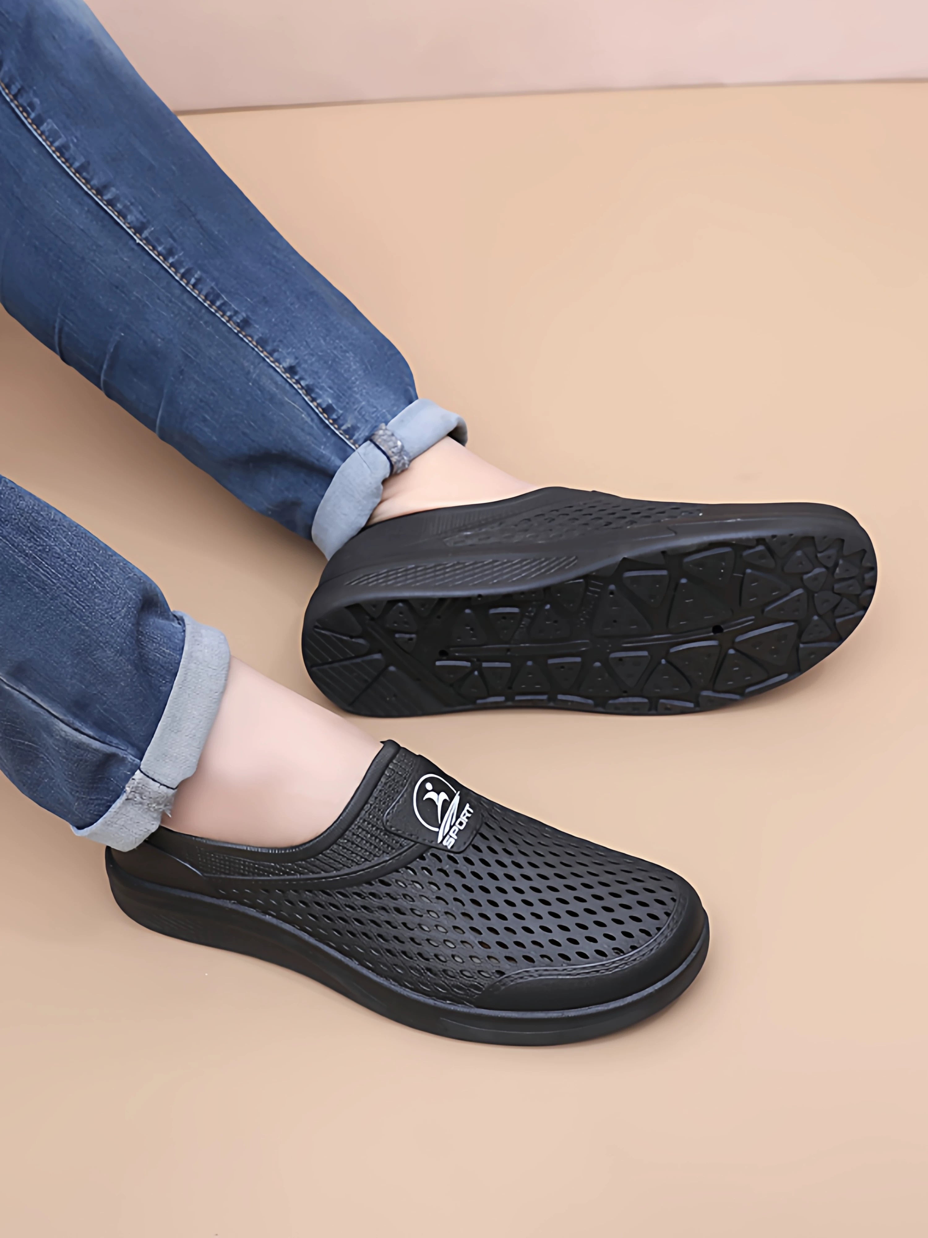 Mustat slip-on-tennarit pohjanäkymä geometrisella uurreprofiililla — Helvenza