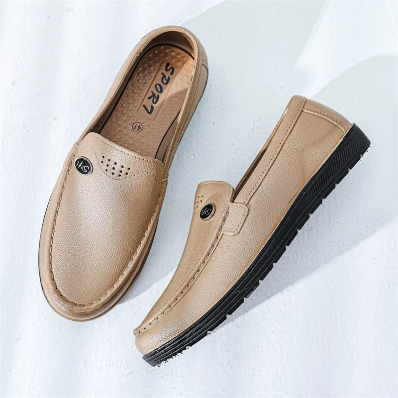 Beige loaferit ylhäältä kuvattuna sisäpohja näkyvissä — Helvenza