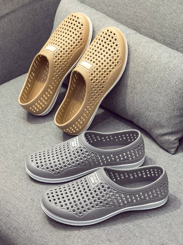 Harmaa slip-on loaferi jalassa farkkujen kanssa, mallikuva — Helvenza