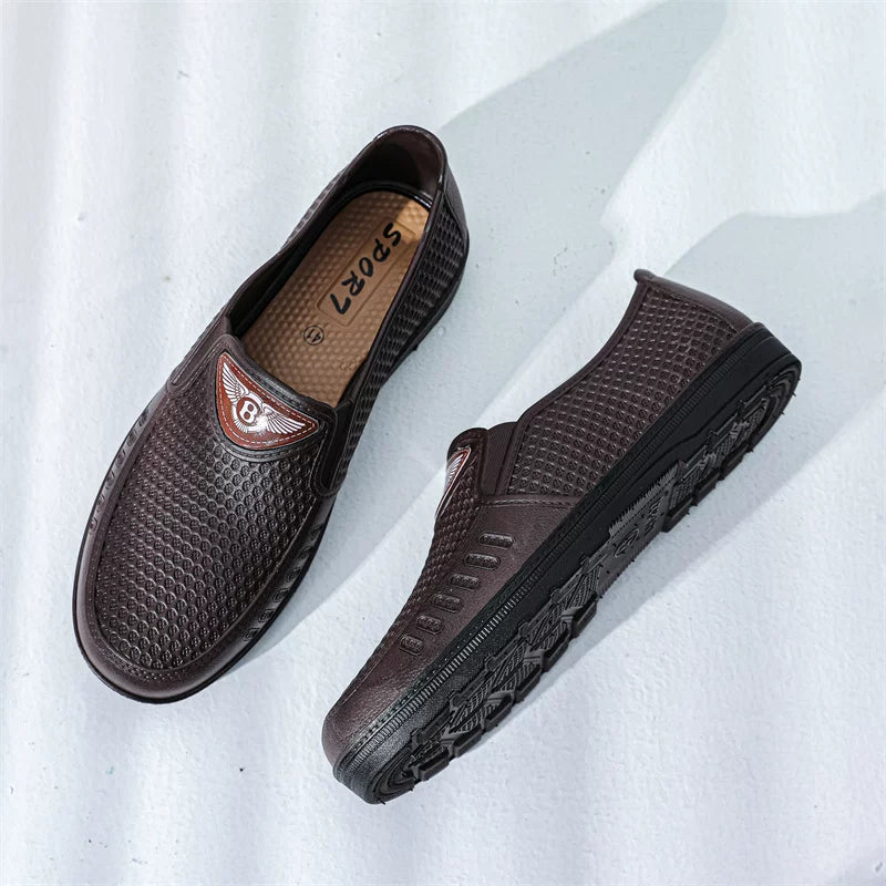 Ruskeat slip-on loaferit kohopistekoristelulla päällisellä ja tummalla pohjalla — Helvenza