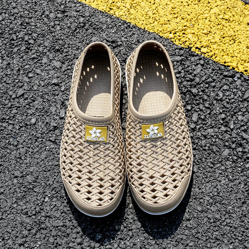 Beige ristikkokuvioinen slip-on kesäkenka ylhäältä, leveä kärki — Helvenza