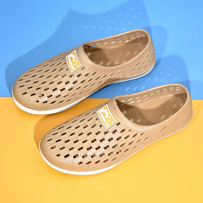 Beige slip-on-tossut ylhäältä soikeat reikäkuviot näkyvissä — Helvenza