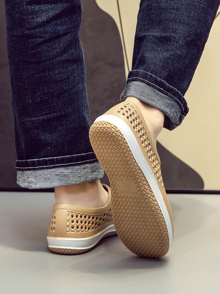 Harmaa slip-on loaferi jalassa farkkujen kanssa, mallikuva — Helvenza