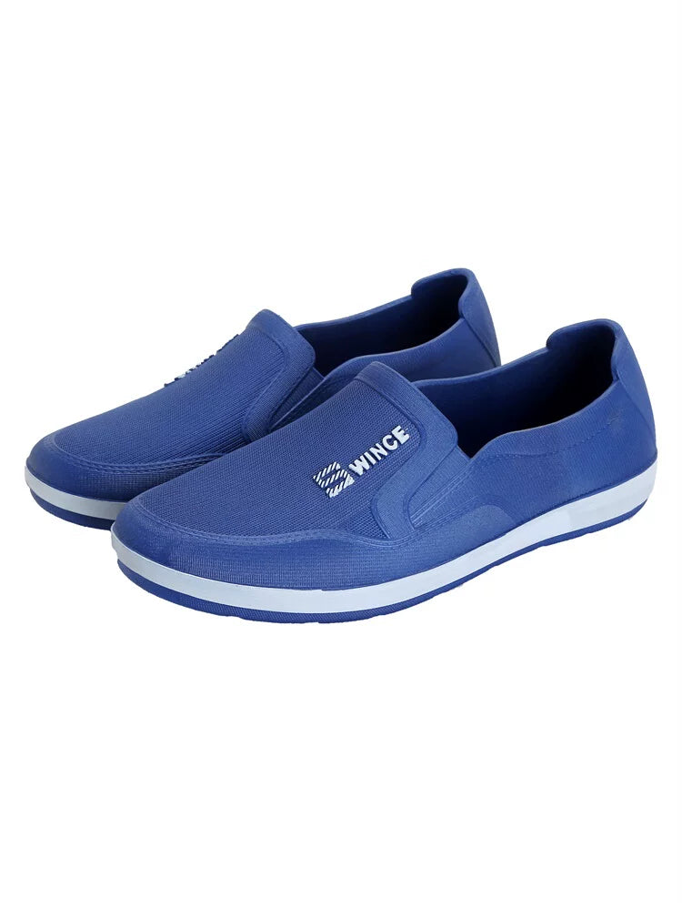 Siniset slip-on tennarit edestä parissa valkoisella taustalla — Helvenza