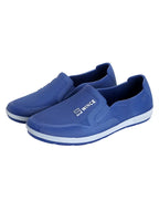 Siniset slip-on tennarit edestä parissa valkoisella taustalla — Helvenza