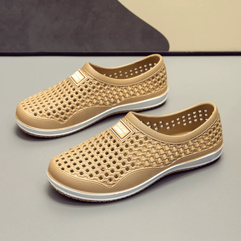 Beige ristikkorakenteinen slip-on loaferi pari edestä — Helvenza