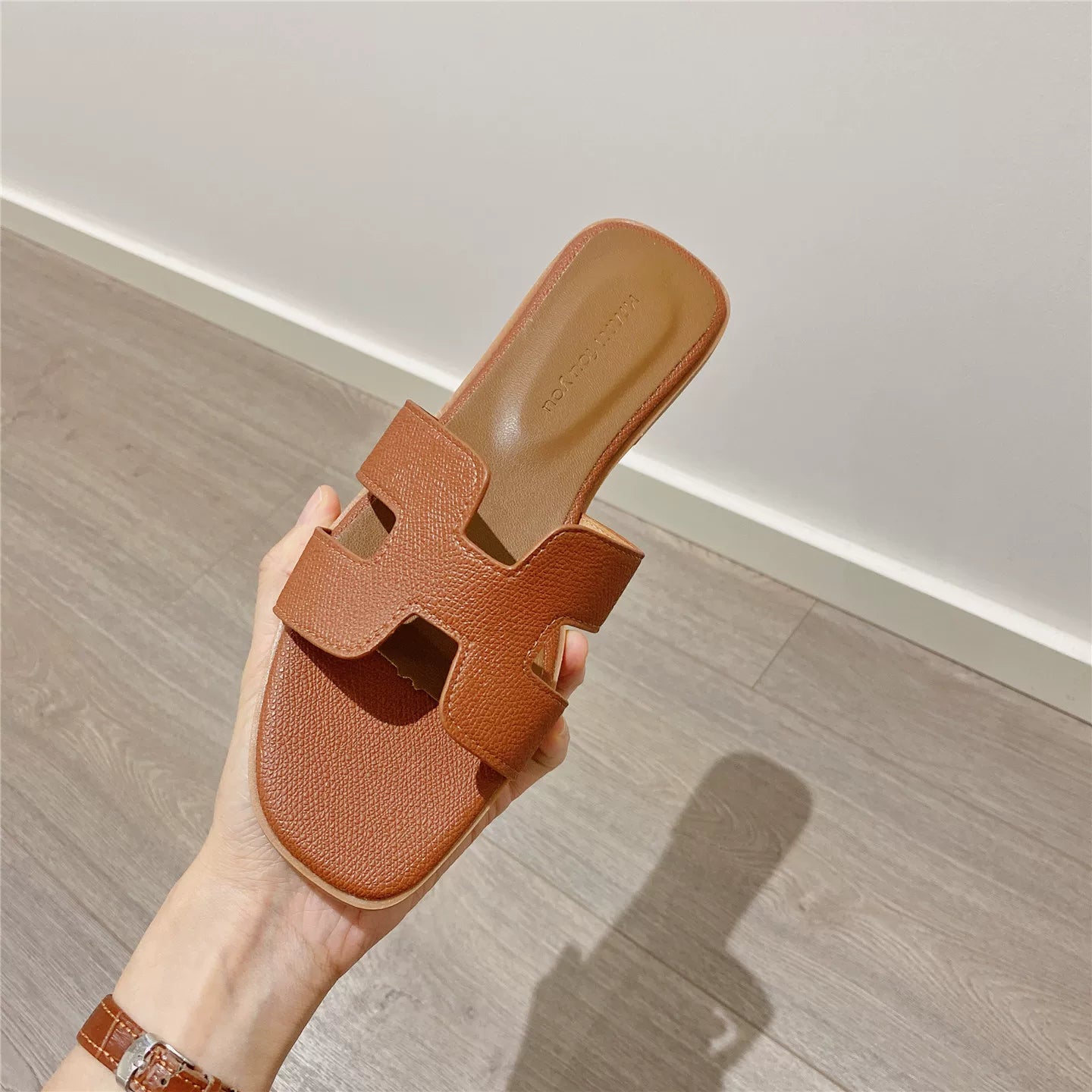 Musta mules sivunäkymä matala pohja