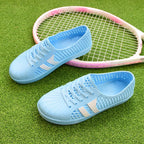 Vaaleansininen rei'itetty nauhainen tenniskenkä valkoisella raidalla edestä ja sivulta — Helvenza
