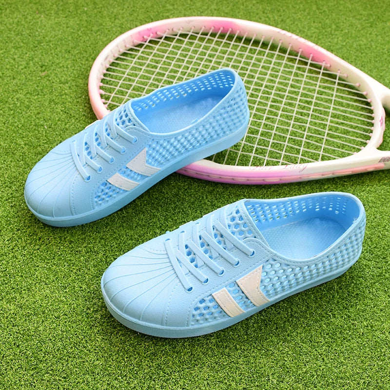 Vaaleansininen rei'itetty nauhainen tenniskenkä valkoisella raidalla edestä ja sivulta — Helvenza