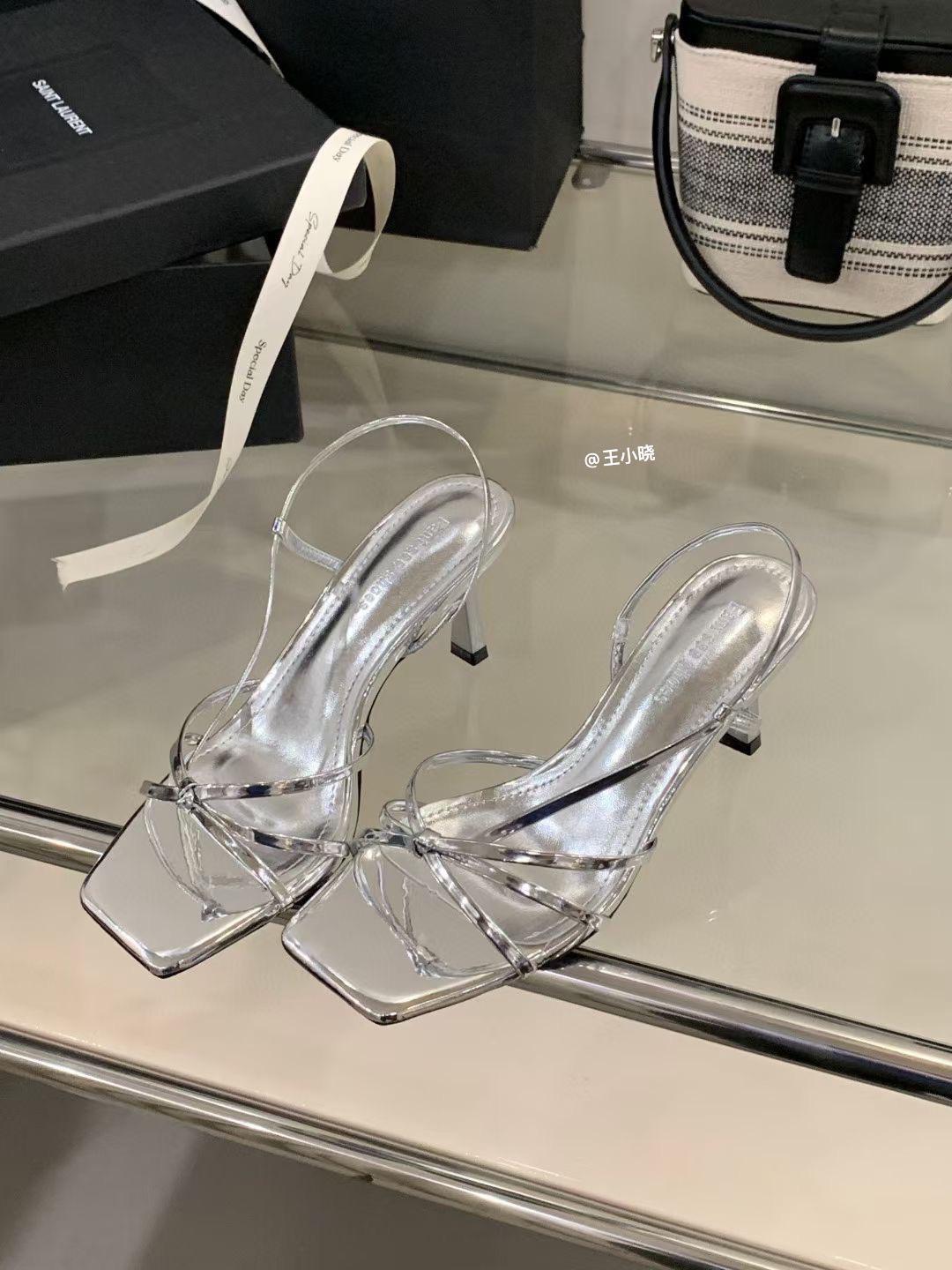 Neliökärkinen ihonsävyinen stilettosandaali yksityiskohta — Helvenza