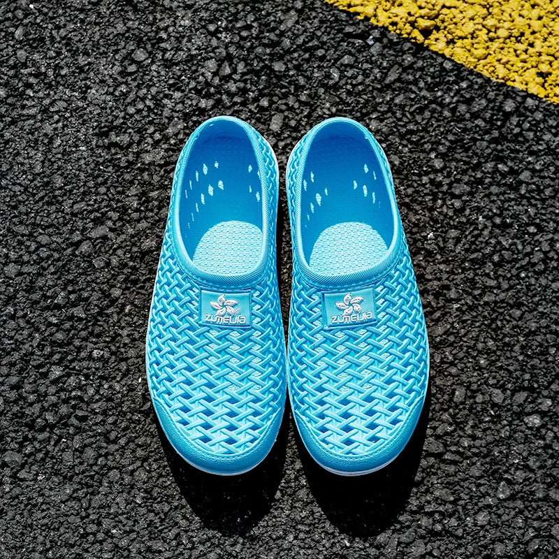 Vaaleansininen ristikkopintainen slip-on kesäkenka ylhäältä, tasapohjainen siluetti — Helvenza
