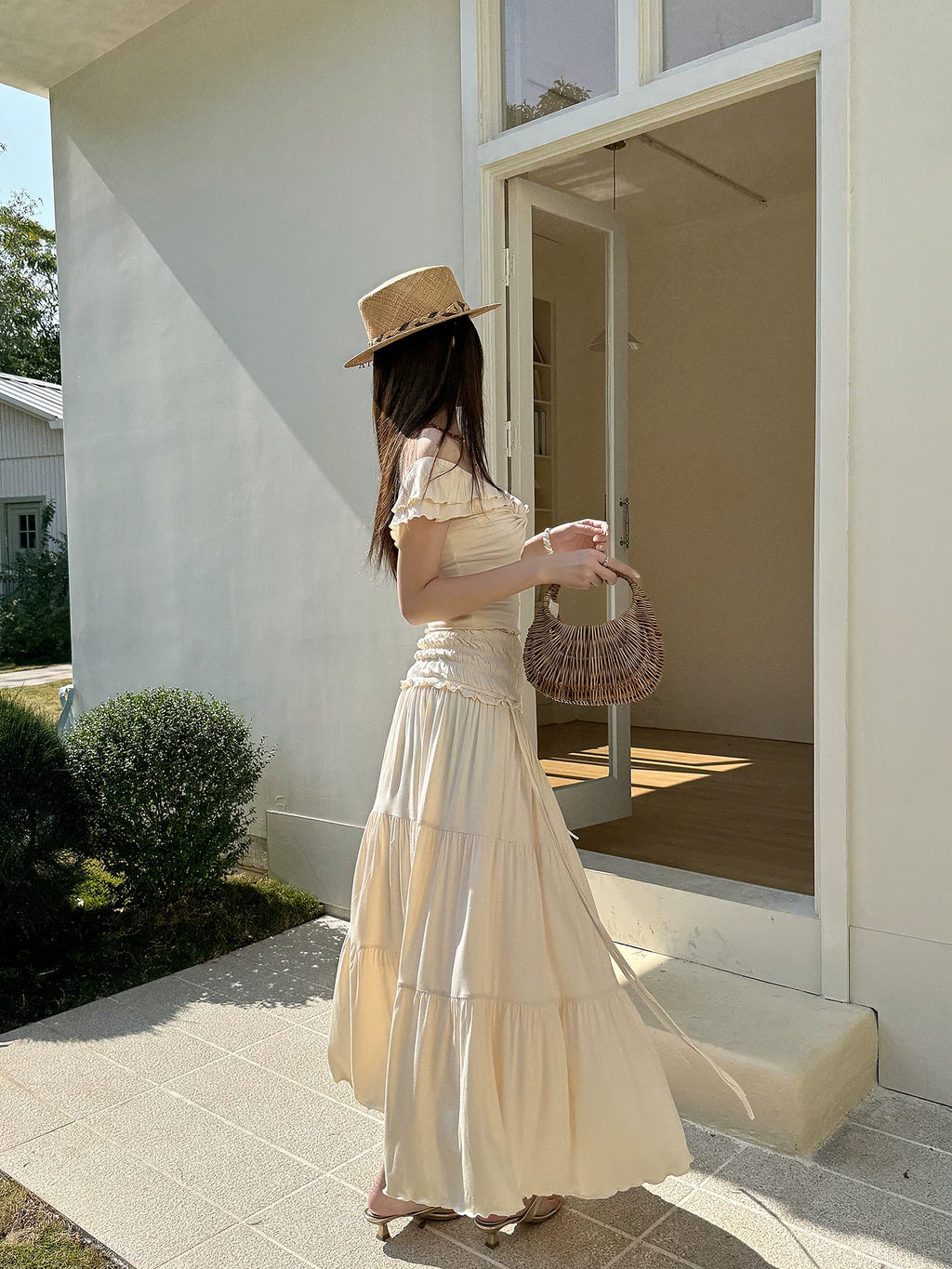 Beige setti takaa talon seinustalla hatun kanssa — Helvenza