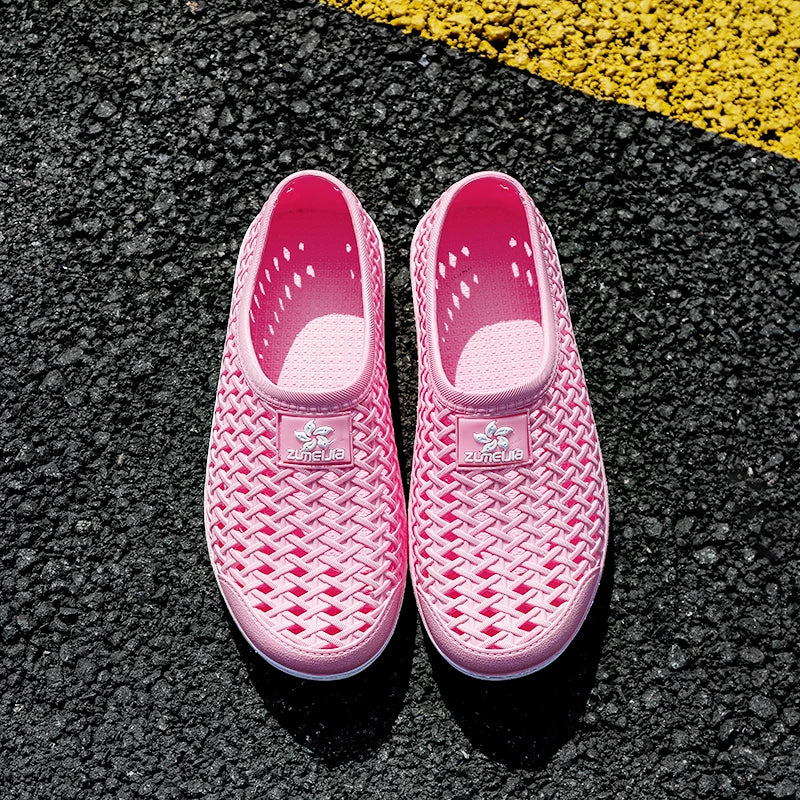 Vaaleanpunainen ristikkopintainen slip-on kesäkenka ylhäältä, avoin yläosa — Helvenza