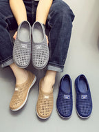 Harmaa slip-on loaferi jalassa farkkujen kanssa, mallikuva — Helvenza