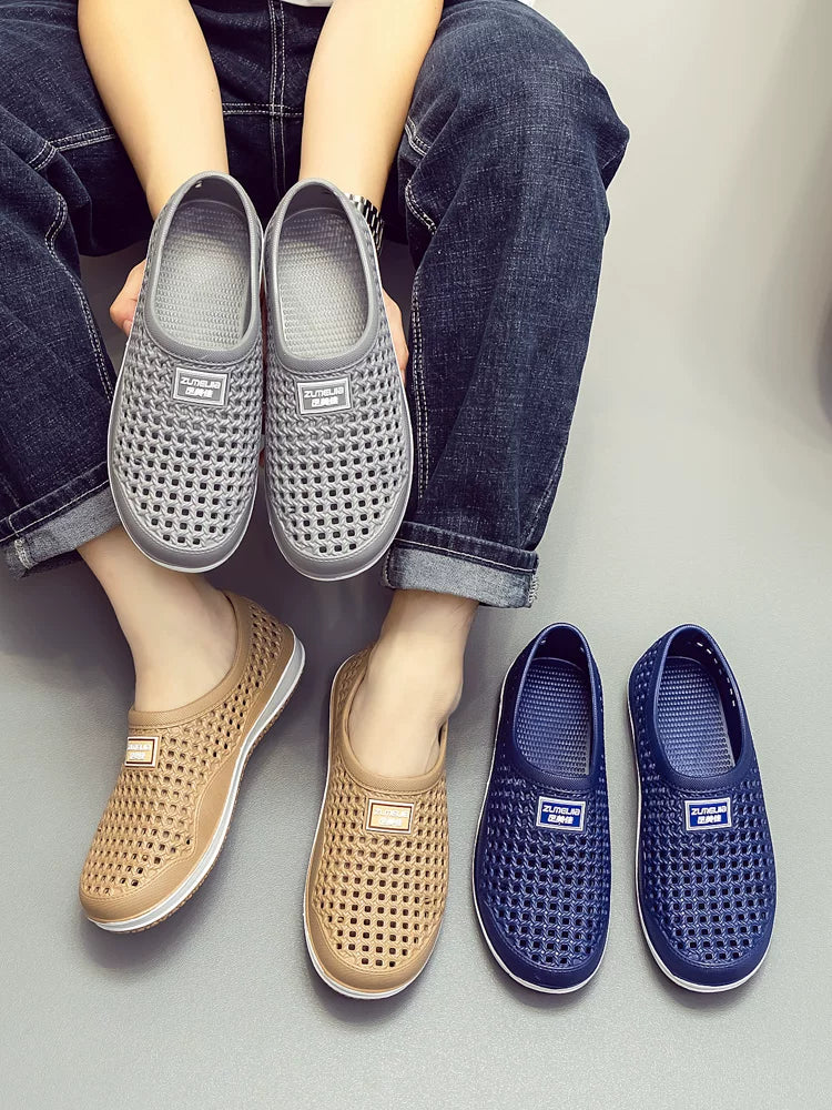 Harmaa slip-on loaferi jalassa farkkujen kanssa, mallikuva — Helvenza