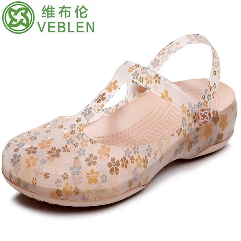 Beige pistokas kävellessä, rento katunäkymä