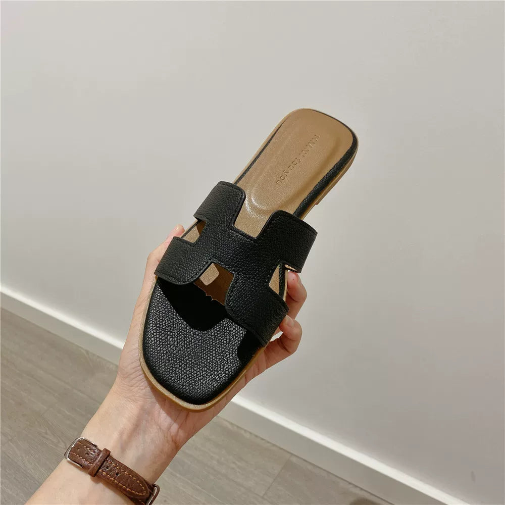 Beige mules lähikuva teksturoidusta pinnasta