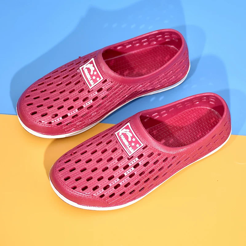 Viininpunainen reikäkuvioinen slip-on-tossu pari edestä valkoisella pohjalla — Helvenza