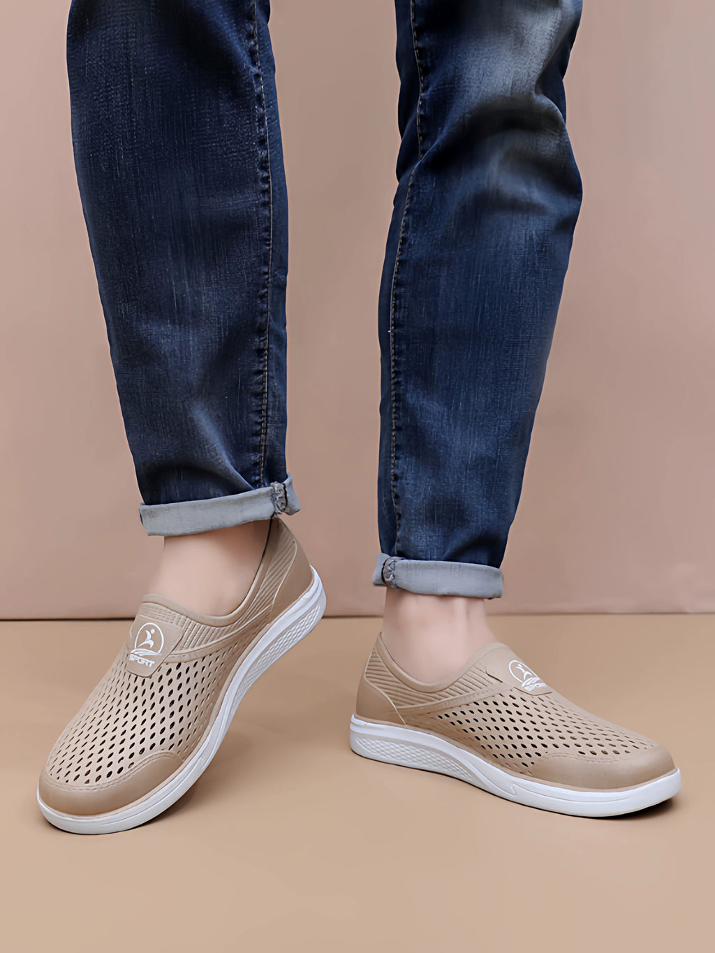 Beige slip-on-tennarit edestä ja sivulta jalkaan puettuna — Helvenza