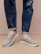 Beige slip-on-tennarit edestä ja sivulta jalkaan puettuna — Helvenza