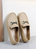 Beige loaferit ylhäältä metalliketjuyksityiskohta lähikuva — Helvenza
