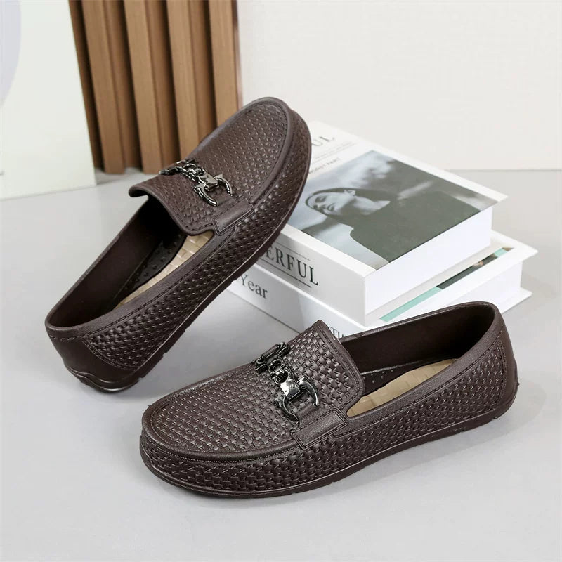 Ruskeat loaferit metalliketjukoristeella sivulta — Helvenza