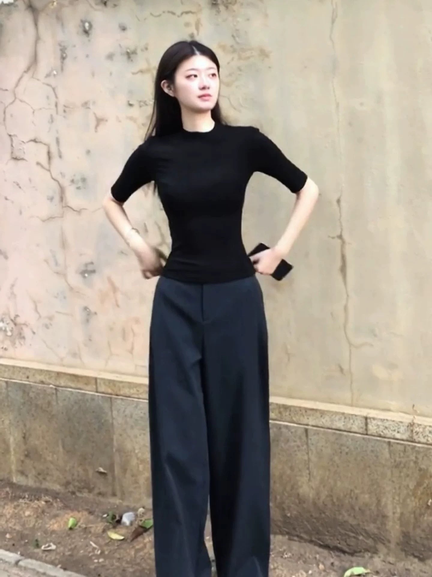Musta istuva toppi yhdistettynä laajalahkeisiin tummiin housuihin, koko asukokonaisuus — Helvenza