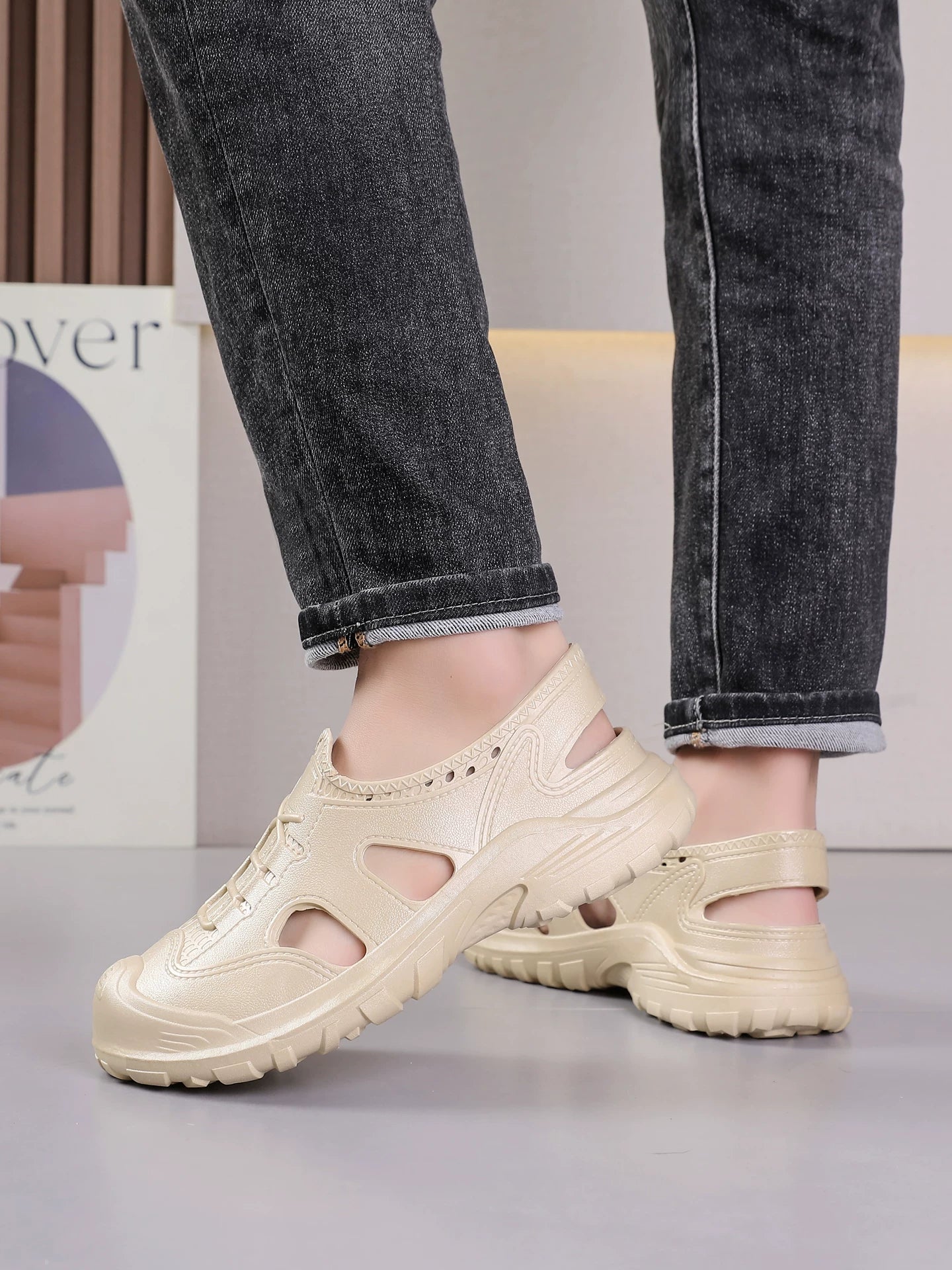 Beige rei'itetty paksupohjatossu sivulta jalassa — Helvenza