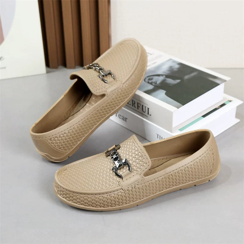 Beige loaferit kohokuvioidulla pinnalla sivulta — Helvenza
