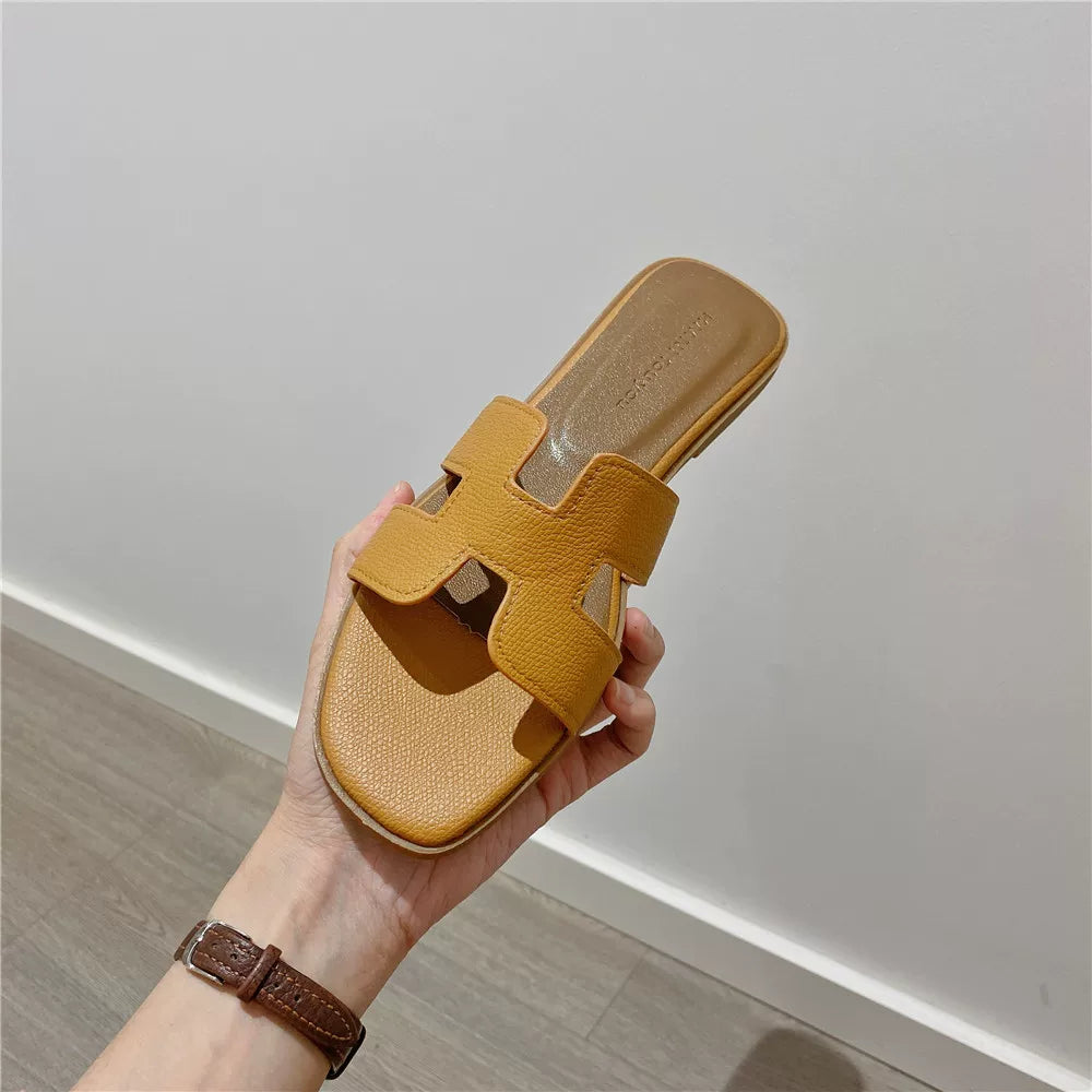 Beige mules takanäkymä selkäaukko esillä