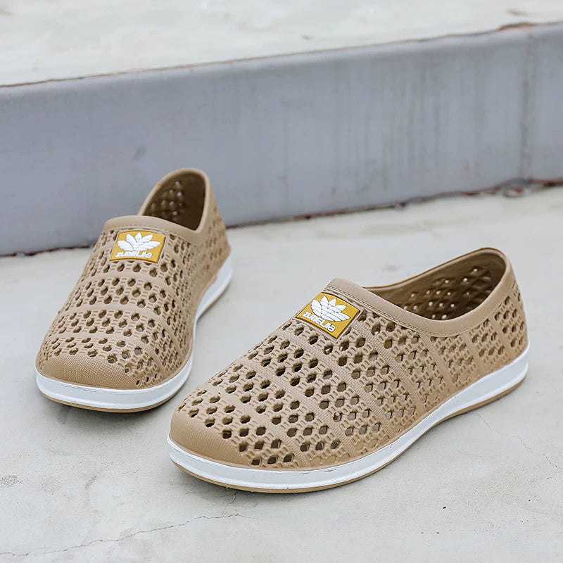 Beige rei'itetty slip-on-loafer tasopintanäkymä parista — Helvenza