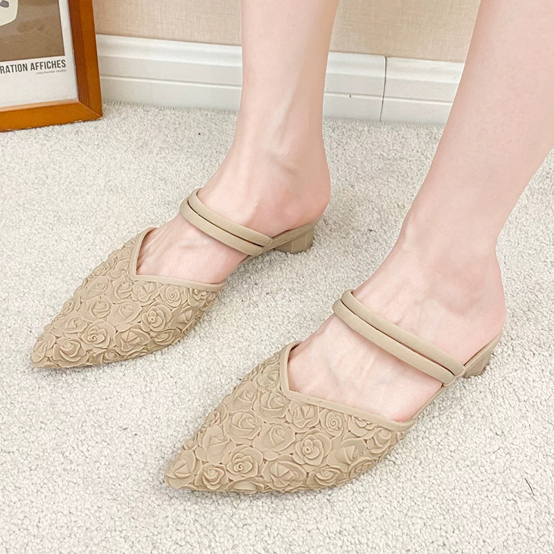Beige mules teräväkärjen lähikuva ja applikaatin muoto — detail close-up