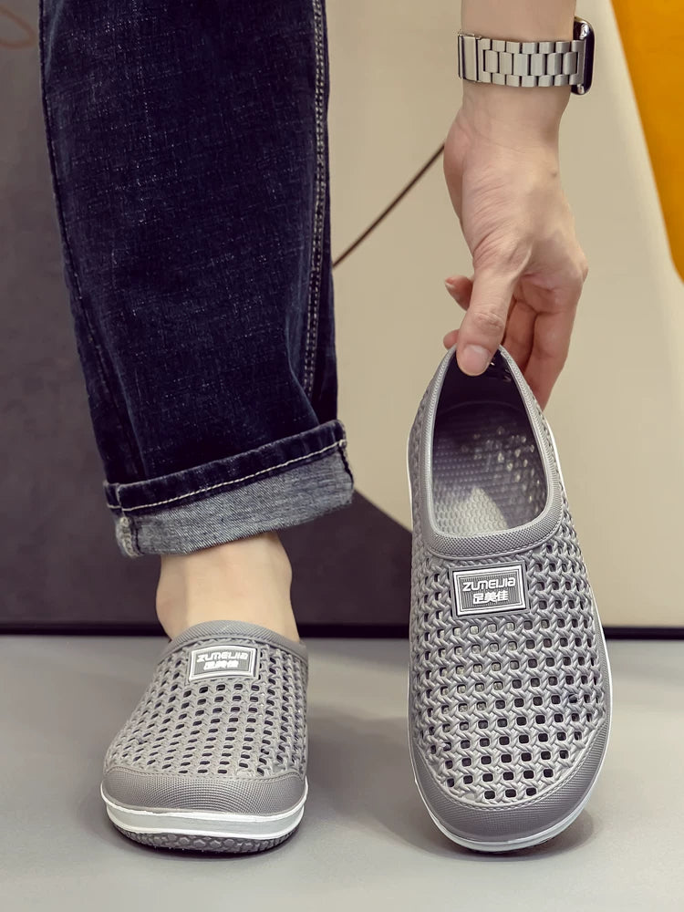 Harmaa slip-on loaferi jalassa farkkujen kanssa, mallikuva — Helvenza