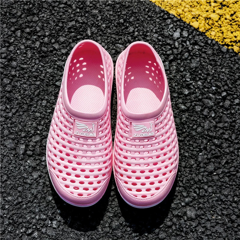 Laivastonsininen ristikkokuvioinen slip-on kesäkenka ylhäältä, reikäkuvio yläosassa — Helvenza