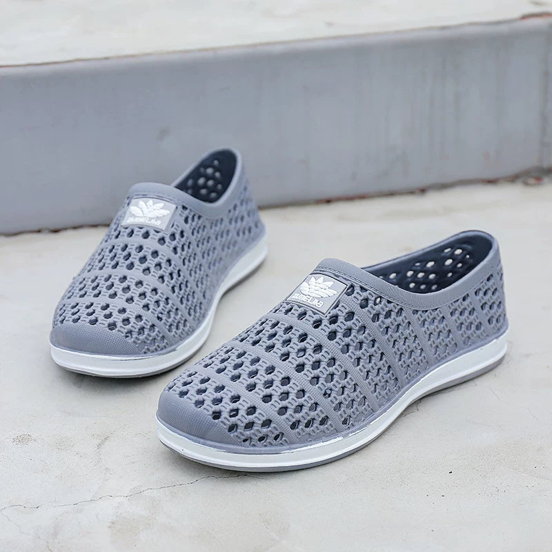 Harmaa rei'itetty slip-on-loafer tasopintanäkymä parista — Helvenza