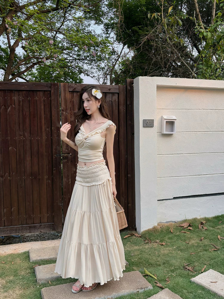 Beige setti takaa talon seinustalla hatun kanssa — Helvenza