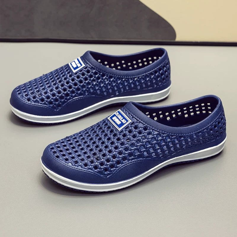 Laivastonsininen ristikkorakenne slip-on loaferi edestä, tasapohja näkyvissä — Helvenza
