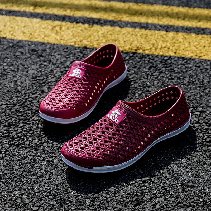 Viininpunainen ristikkokuvioinen slip-on kenka sivulta, valkoinen pohja erottuu — Helvenza