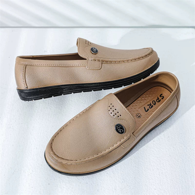 Beige loaferit mustalla pohjalla sivulta ja ylhäältä tuuletusreijillä — Helvenza